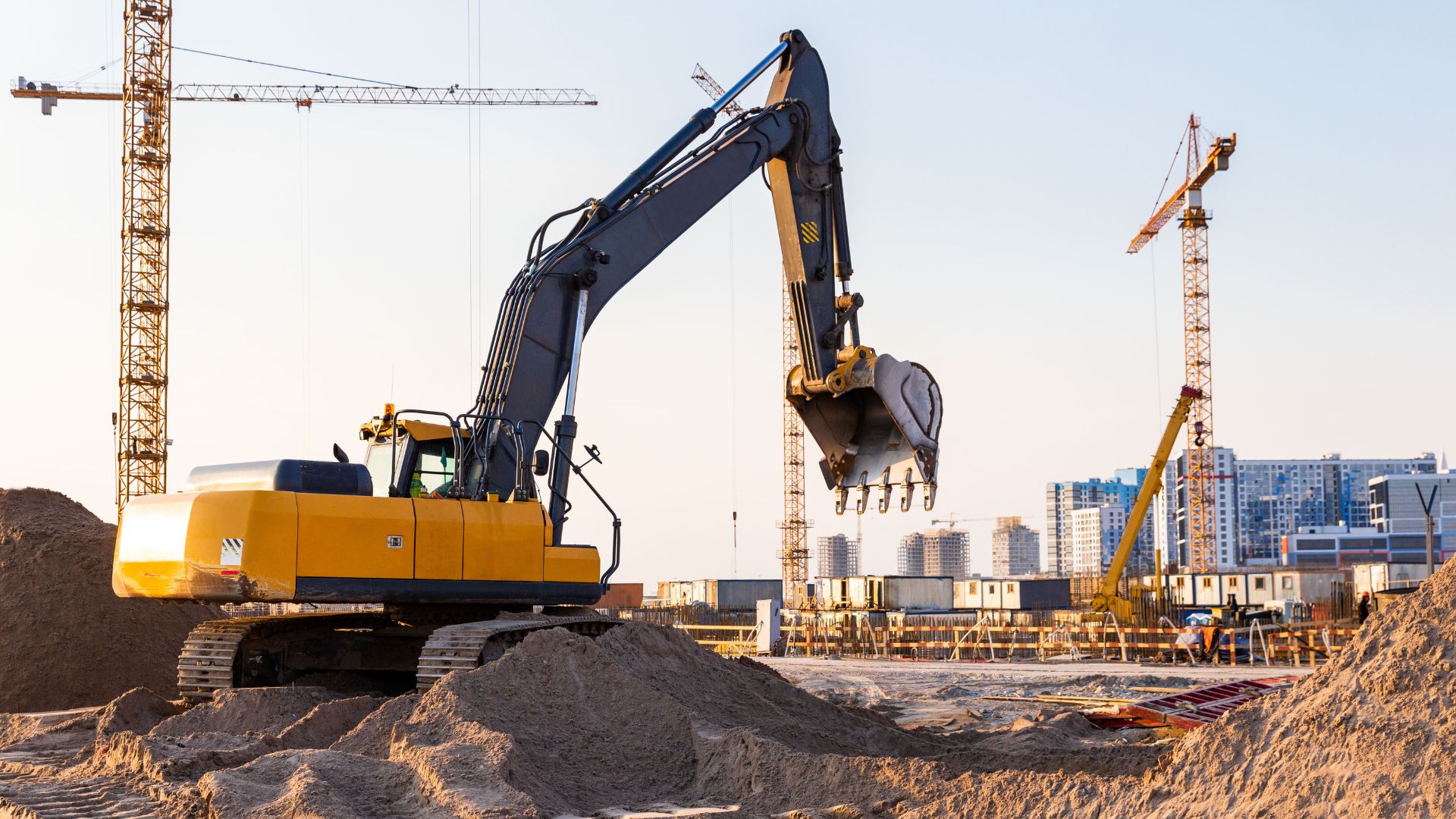 Chantier avec engins