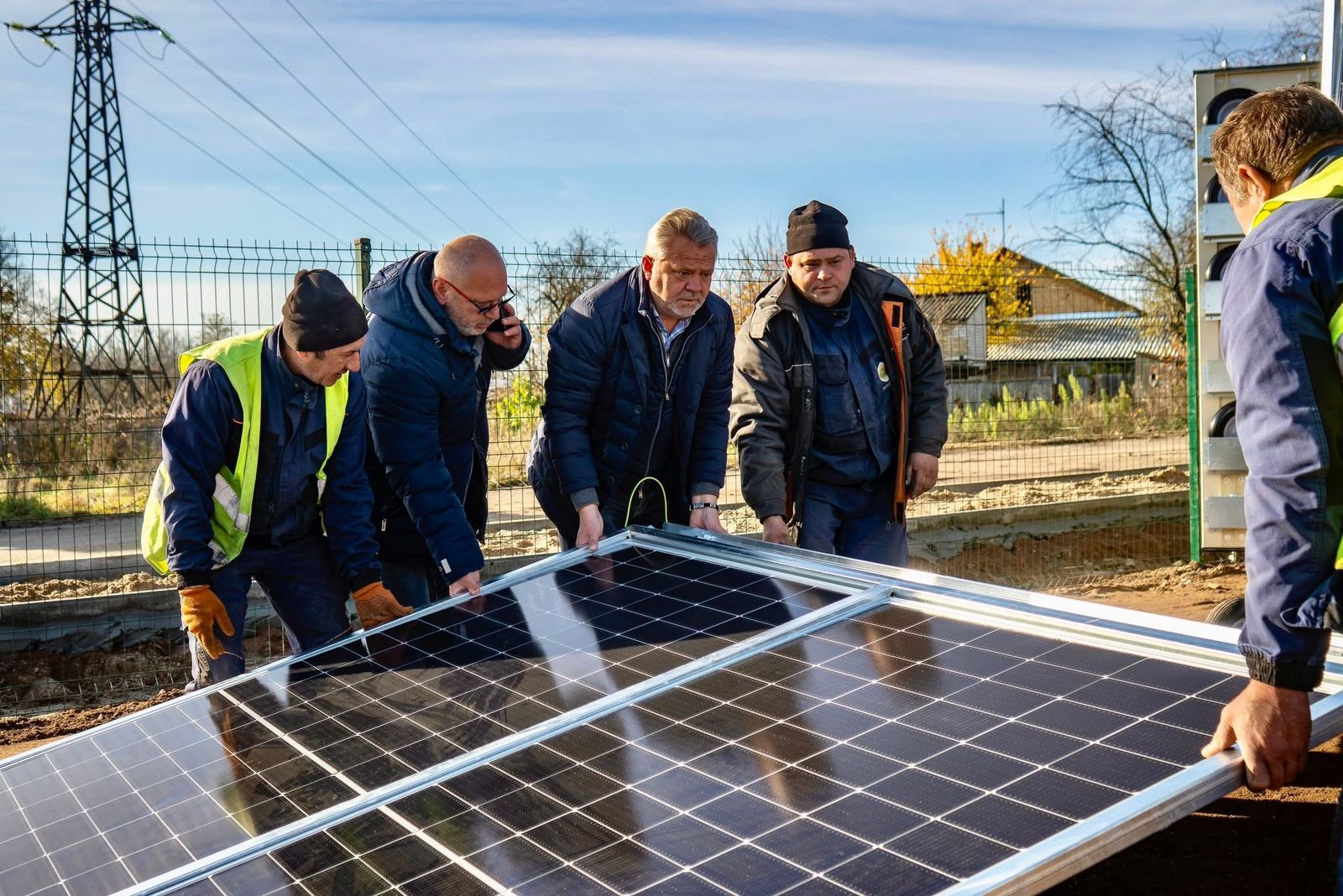 Équipe installant un panneau solaire